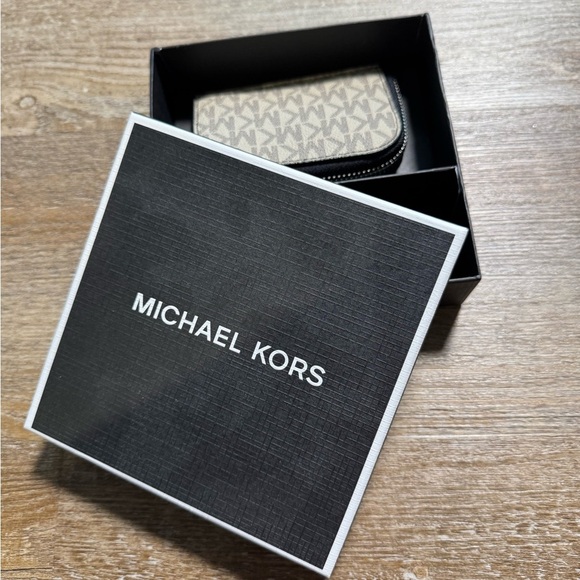 Michael Kors Zip Wallet with Keychain - Picture 7 of 8